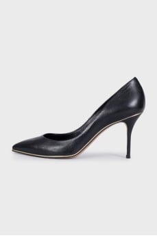 Leather pumps with gold trim