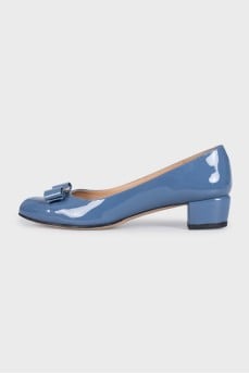 Patent leather high heels with a bow