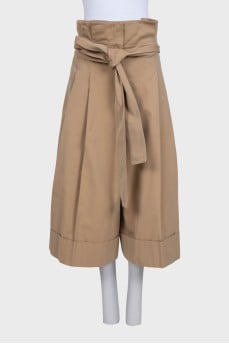 Wide culottes with a belt