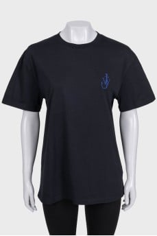 Black straight-cut t-shirt with branded embroidery