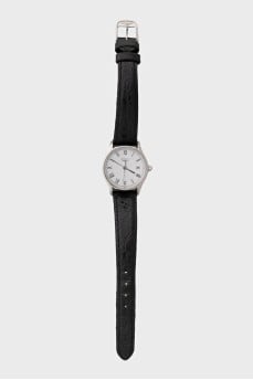 Round wristwatch with leather strap
