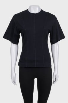 Fitted T-shirt decorated with seams