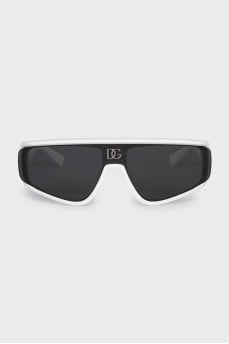 Sporty sunglasses with logo