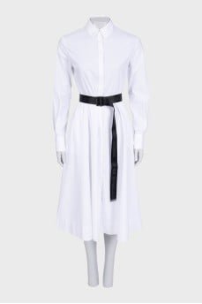 Fitted dress with a contrasting belt