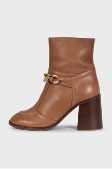 Leather ankle boots decorated with a gold chain