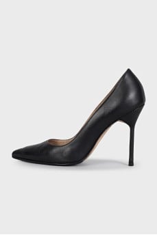 Black pumps