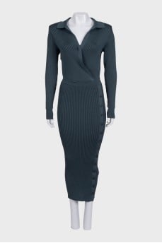 Fitted green dress with long sleeves