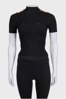 Slim-fitting t-shirt with buttons on the shoulders
