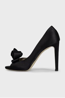 Open-toe shoes decorated with a bow