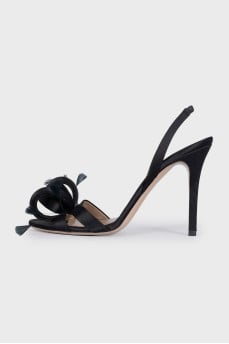 Textile heels with feather 
