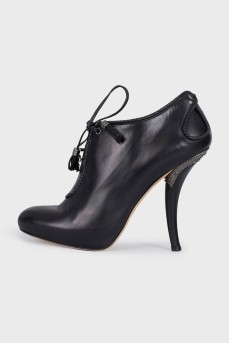 Ботильйони на підборах із чорної шкіри
