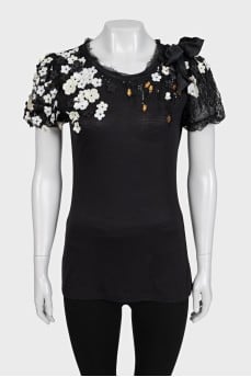 A straight T-shirt decorated with crystals and sequins