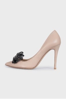 Leather pumps with a black bow