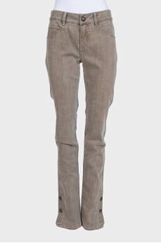 Straight-leg jeans with buttons at the bottom