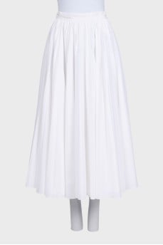 Voluminous white pleated skirt