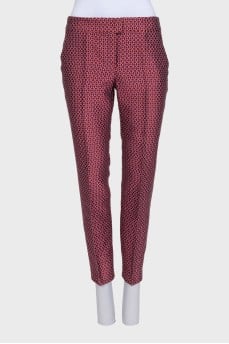 Cropped mid-waist trousers with a printed pattern