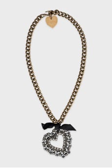 A voluminous necklace decorated with crystals