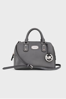 Серая кожаная сумка с серебристой фурнитурой