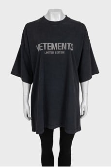 Серая oversize футболка со стразами