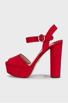 Red suede sandals with chunky heels