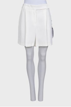 Straight-leg shorts with creases and tag