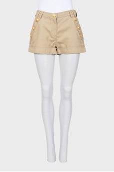 Short shorts decorated with branded buttons