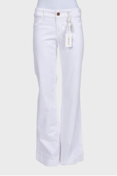 White flared trousers with a mid-rise