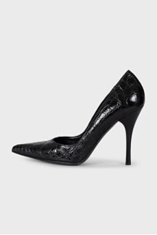 Black leather embossed pumps