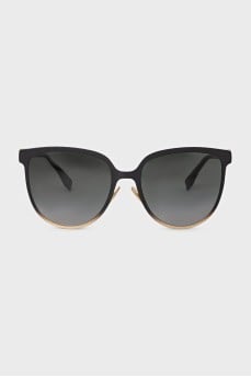 Sunglasses with brand logo on the temples