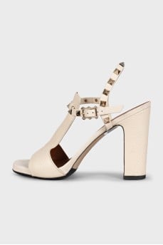 Кожаные босоножки бежевого цвета с шипами Rockstud