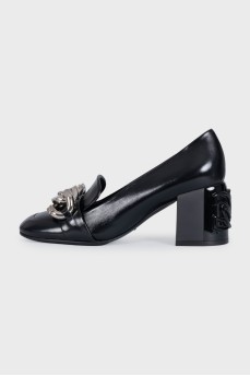 Leather shoes with a silver chain