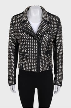 The leather jacket is decorated with rivets