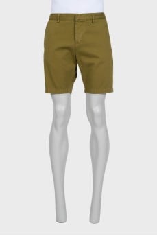 Men's green straight-leg denim shorts