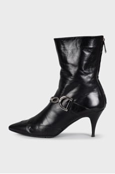 Insulated leather boots with a zipper