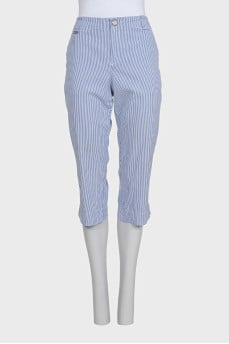 Blue cropped trousers with a striped print
