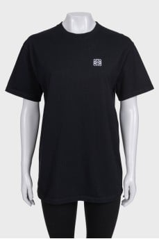 Black straight-cut T-shirt with embroidery