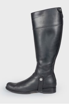 Low-heeled leather boots