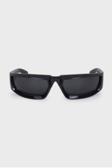 Black sunglasses with wide temples