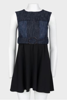 Sleeveless dress with a belt
