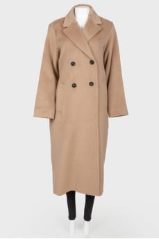 Long wool coat with a tag