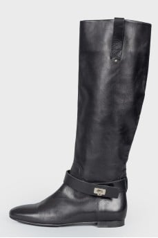 Low-heeled leather boots