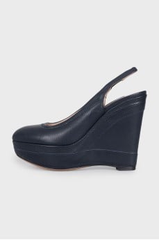 Темно-синие босоножки из кожи на танкетке