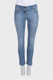 Голубые джинсы slim fit на низкой посадке с потёртостями
