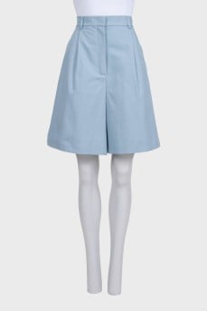 Light blue straight-cut Bermuda shorts