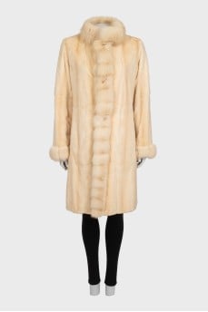 Reversible buttoned fur coat