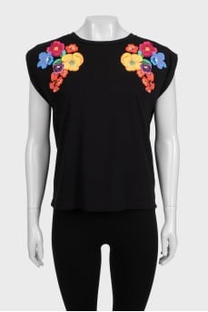 Black straight-cut T-shirt with embroidery