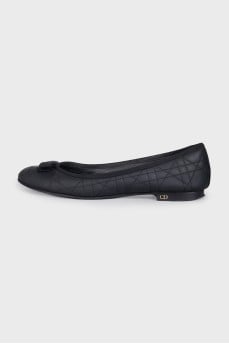 Quilted leather ballet flats decorated with a bow