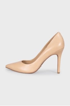 Beige pumps with a gold logo