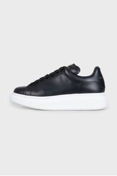Black leather sneakers with a contrasting sole