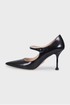Black leather shoes with a bridge